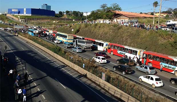 POVO ACORDANDO TOMANDO POSSE DO PODER: Manifestantes bloqueiam novamente a BR-040 na Grande BH br-040 bloqueada